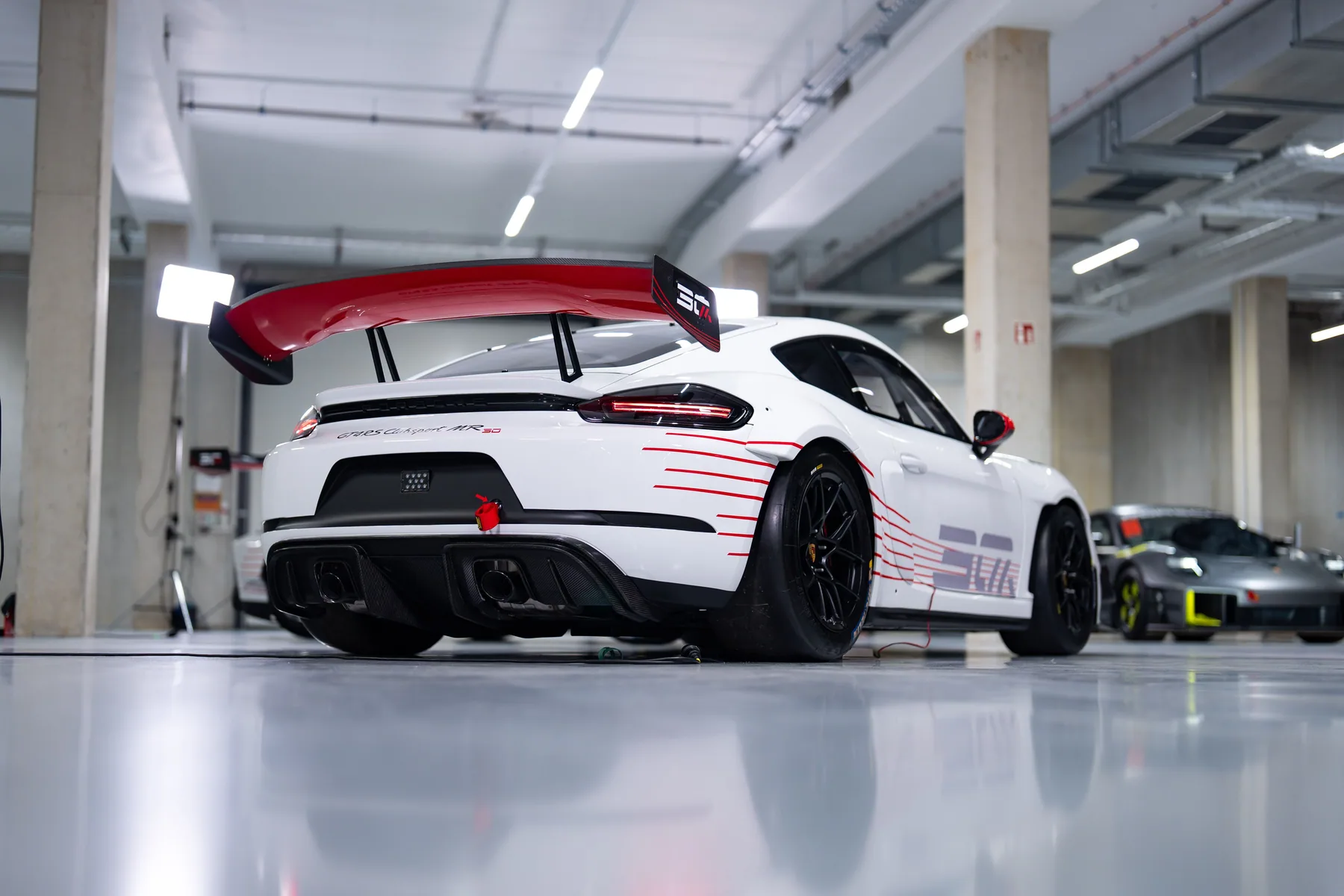 白紅塗裝Porsche 718 Cayman GT4 RS Clubsport MR 30的尾翼及車尾空氣力學設計