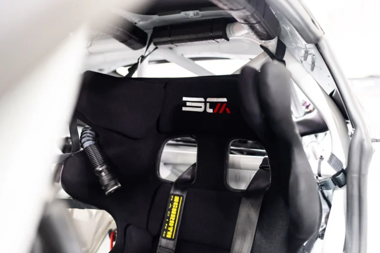 Porsche 718 Cayman GT4 RS Clubsport MR 30車內座椅頭枕及Manthey 30週年繡標