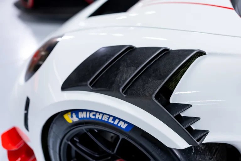 Porsche 911 GT3 Cup MR 30前輪拱黑色碳纖維導風片細節