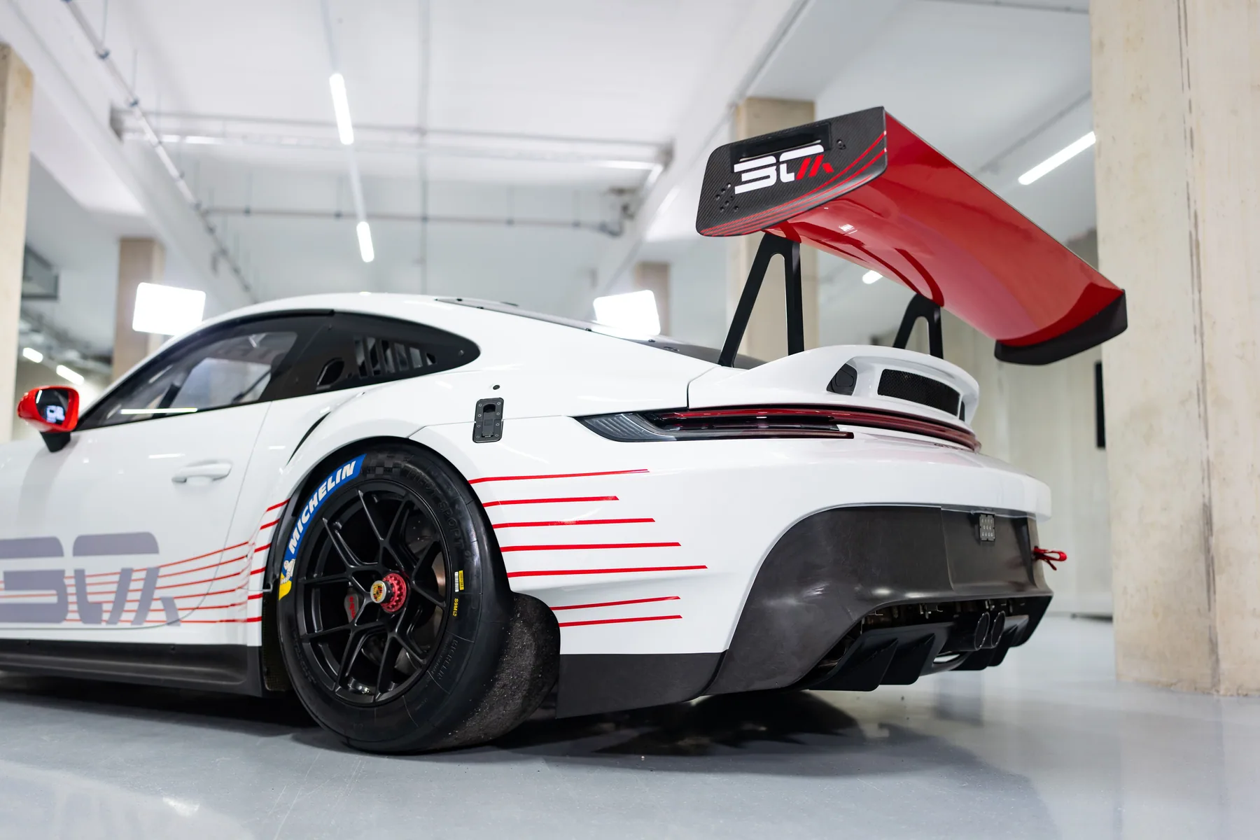 Manthey 30週年Porsche 911 GT3 Cup MR 30的後三分之四角度與大型尾翼