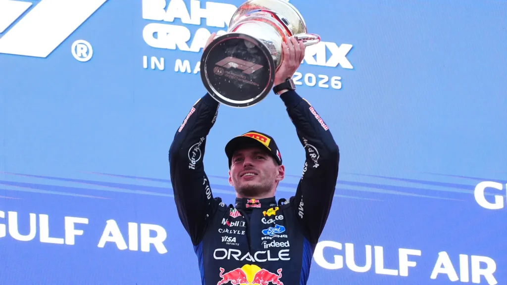Max Verstappen在2026雪邦F1奪冠後舉起冠軍獎盃