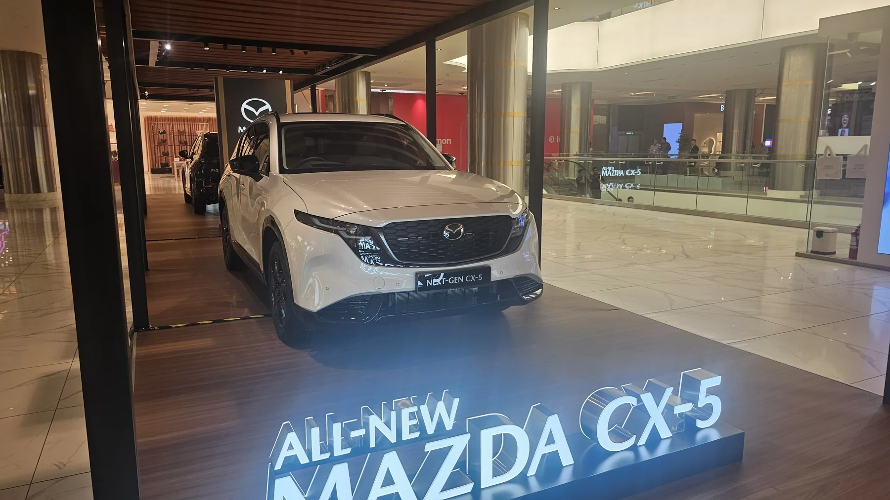 全新第三代Mazda CX-5白色展車於大馬發表會現場,車頭及前側外觀