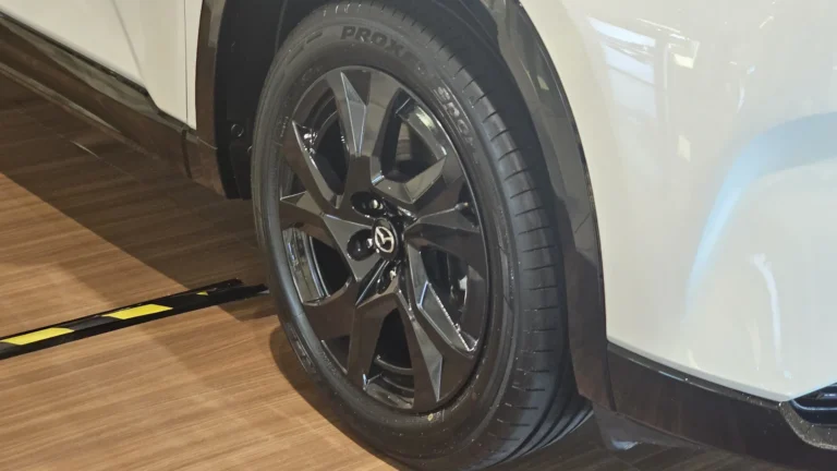 白色Mazda CX-5展車的深色輪圈和輪胎特寫