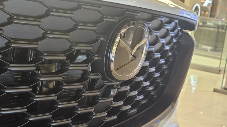 新一代Mazda CX-5黑色網狀水箱護罩和車頭廠徽細節