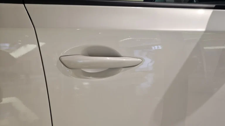 白色Mazda CX-5展車車側門把手特寫