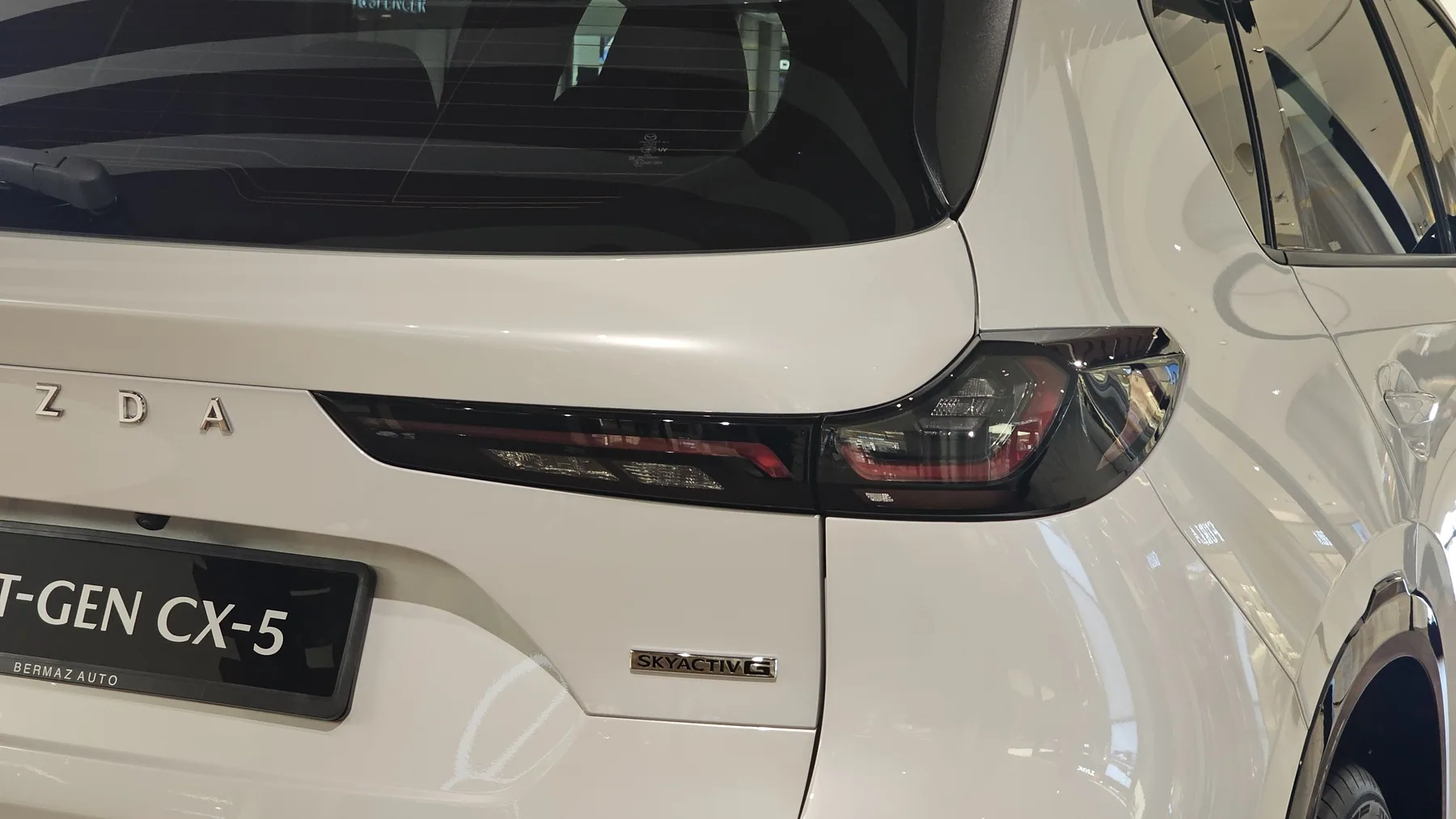 白色新世代Mazda CX-5展示車的後保桿、排氣尾管和車尾下半部