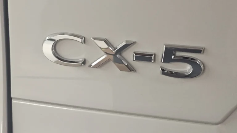 全新Mazda CX-5白色車尾CX-5車型銘牌特寫