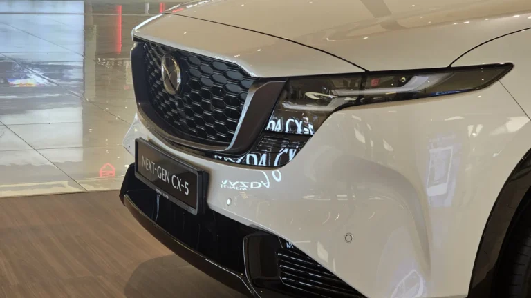 白色Mazda CX-5展車前方水箱護罩和保桿斜角