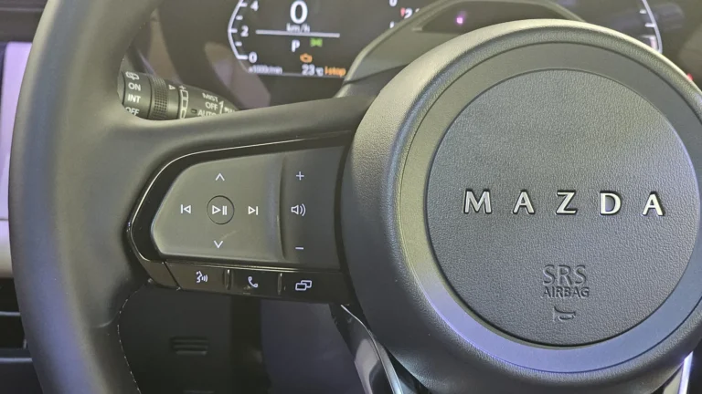 全新Mazda CX-5方向盤上的MAZDA字樣和兩側多功能按鈕