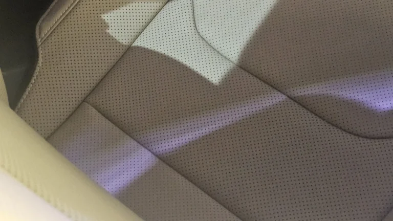 Mazda CX-5前座淺色皮革表面和細緻透氣孔實拍