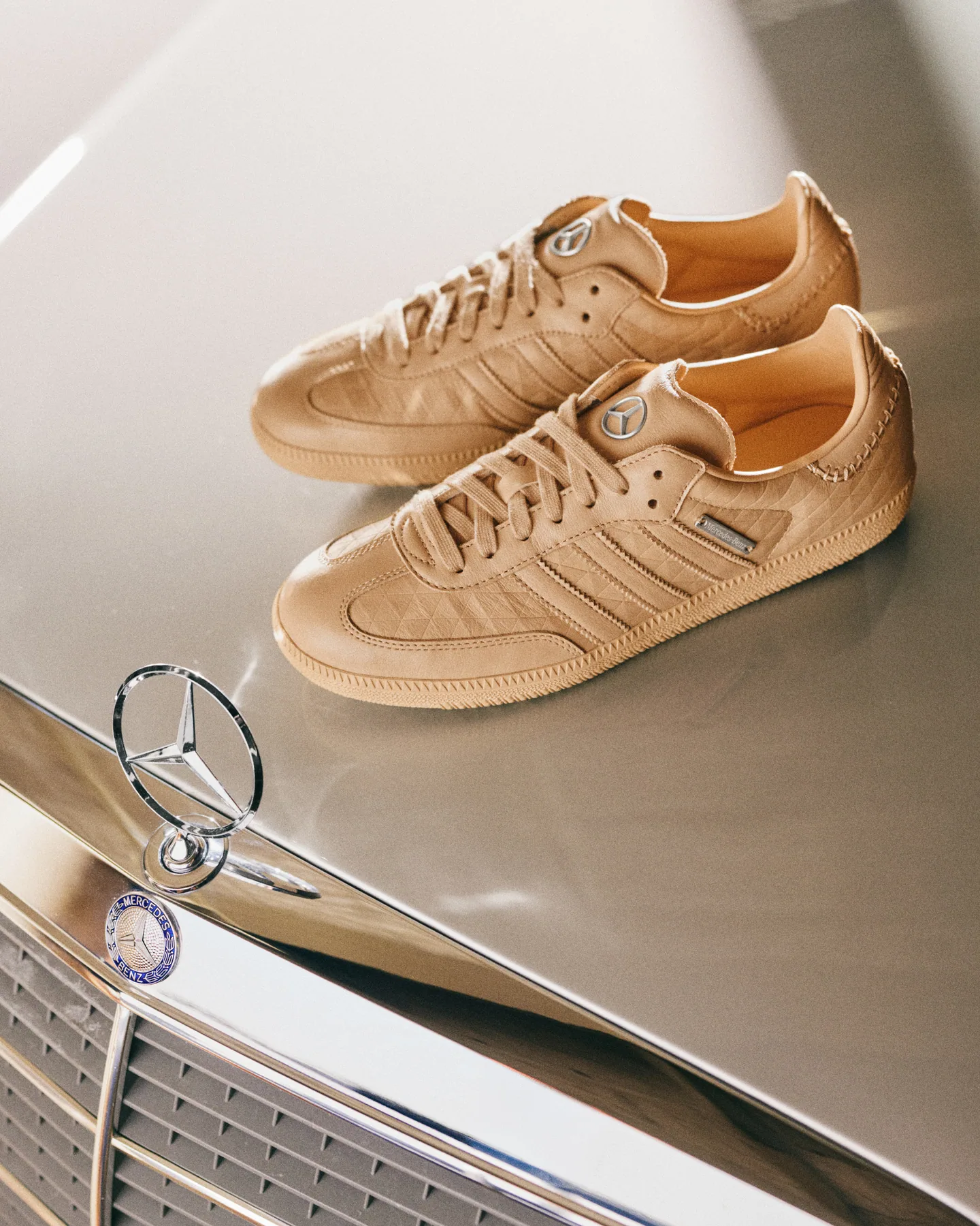 Mercedes-Benz與adidas聯名Samba OG米色鞋款放在經典Mercedes車頭