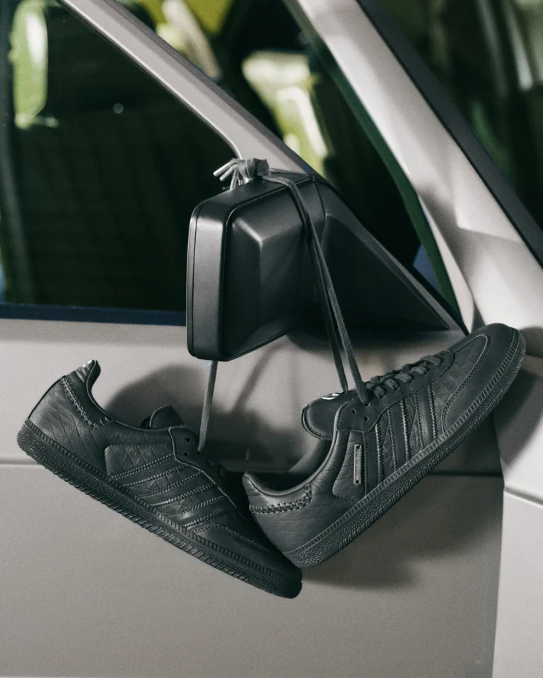 Mercedes-Benz與adidas聯名Samba OG黑色鞋款掛在Mercedes車旁