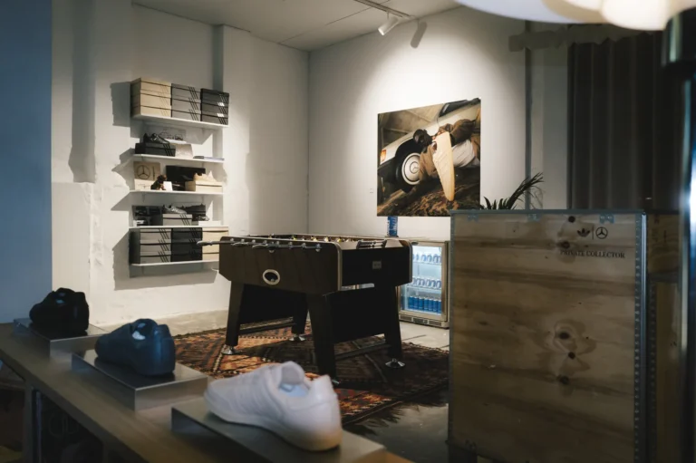 Mercedes-Benz與adidas Samba OG聯名系列展示空間全景