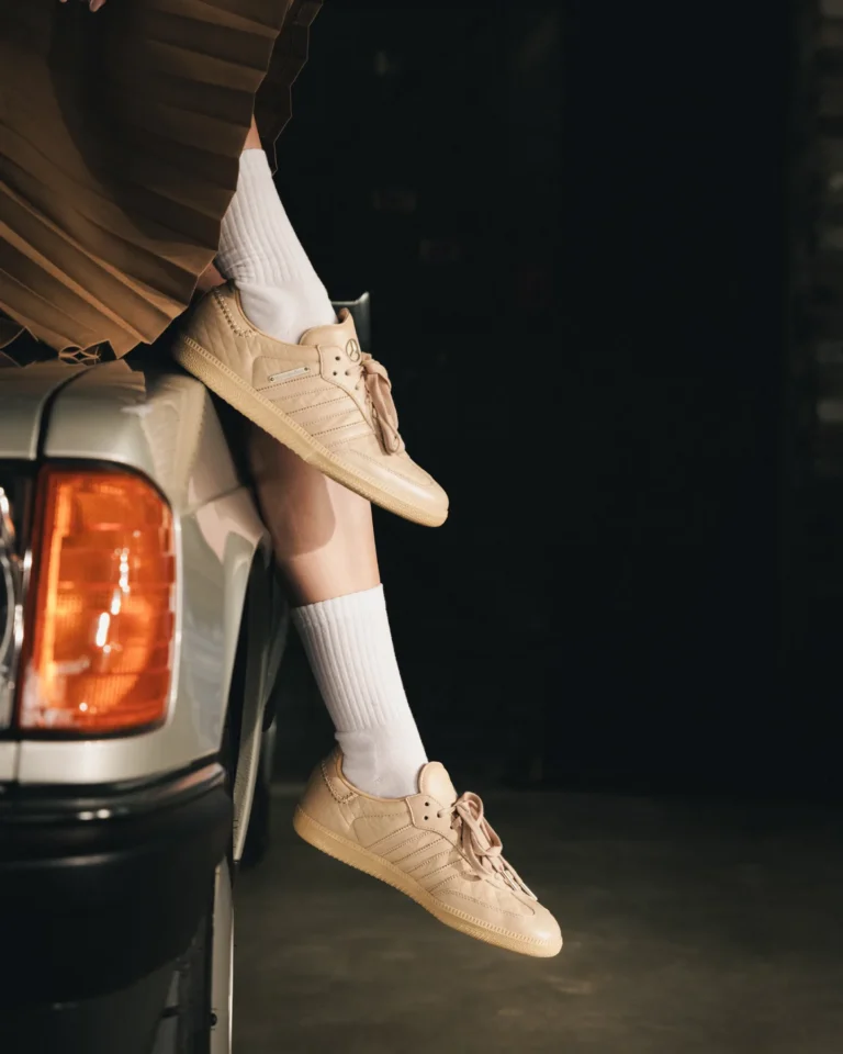 模特兒穿著Mercedes-Benz與adidas聯名Samba OG米色鞋款
