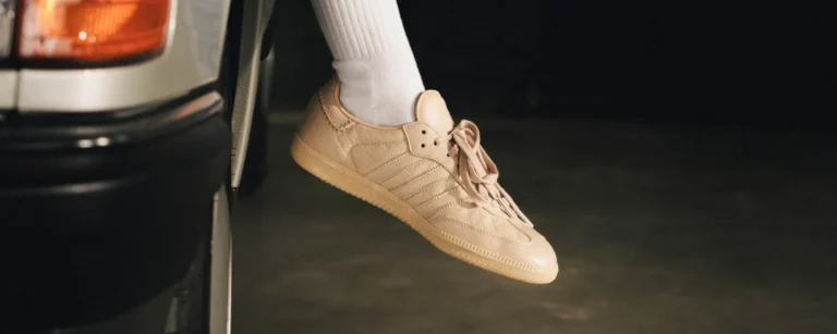 模特兒穿著Mercedes-Benz與adidas聯名Samba OG米色鞋款坐在經典Mercedes旁