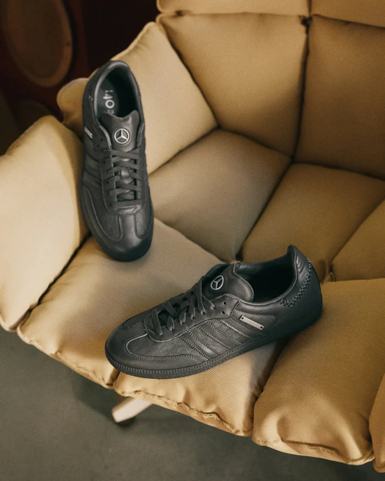 Mercedes-Benz與adidas聯名Samba OG黑色鞋款置於Mercedes座椅