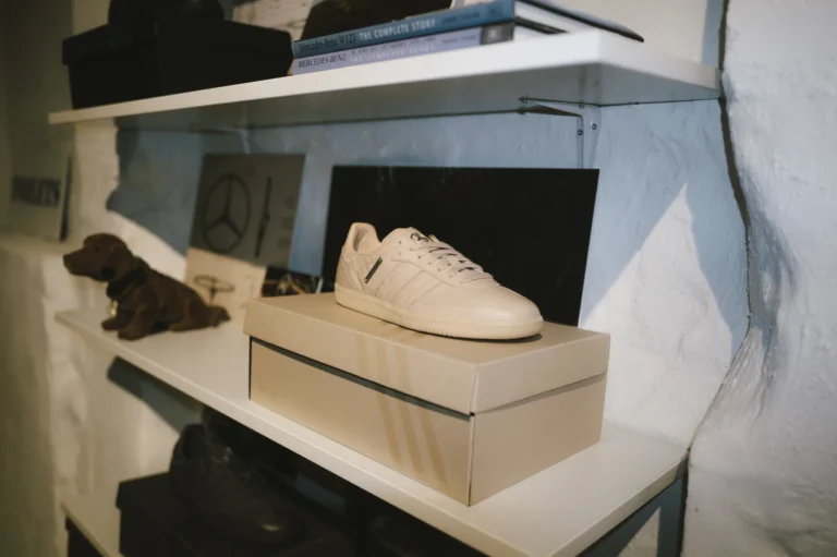 Mercedes-Benz與adidas聯名Samba OG米色鞋款展示