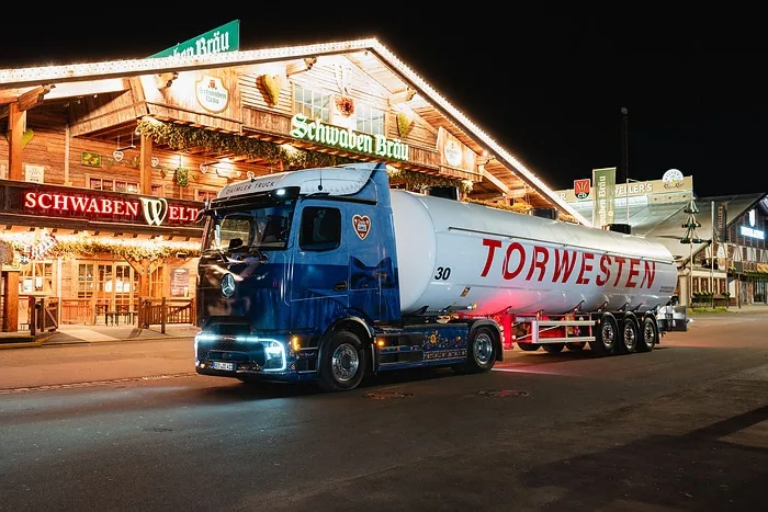 Mercedes-Benz eActros 600牽引Torwesten啤酒槽車抵達Cannstatter Wasen