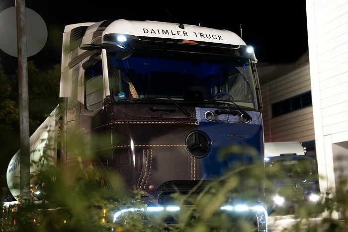 Mercedes-Benz eActros 600車頭可看見Lederhosen與Dirndl雙主題塗裝