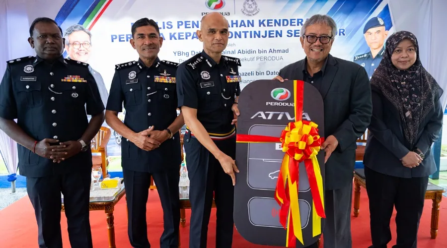 Perodua總裁Zainal Abidin Ahmad與雪州警方代表在新古毛交接象徵性Ativa車匙