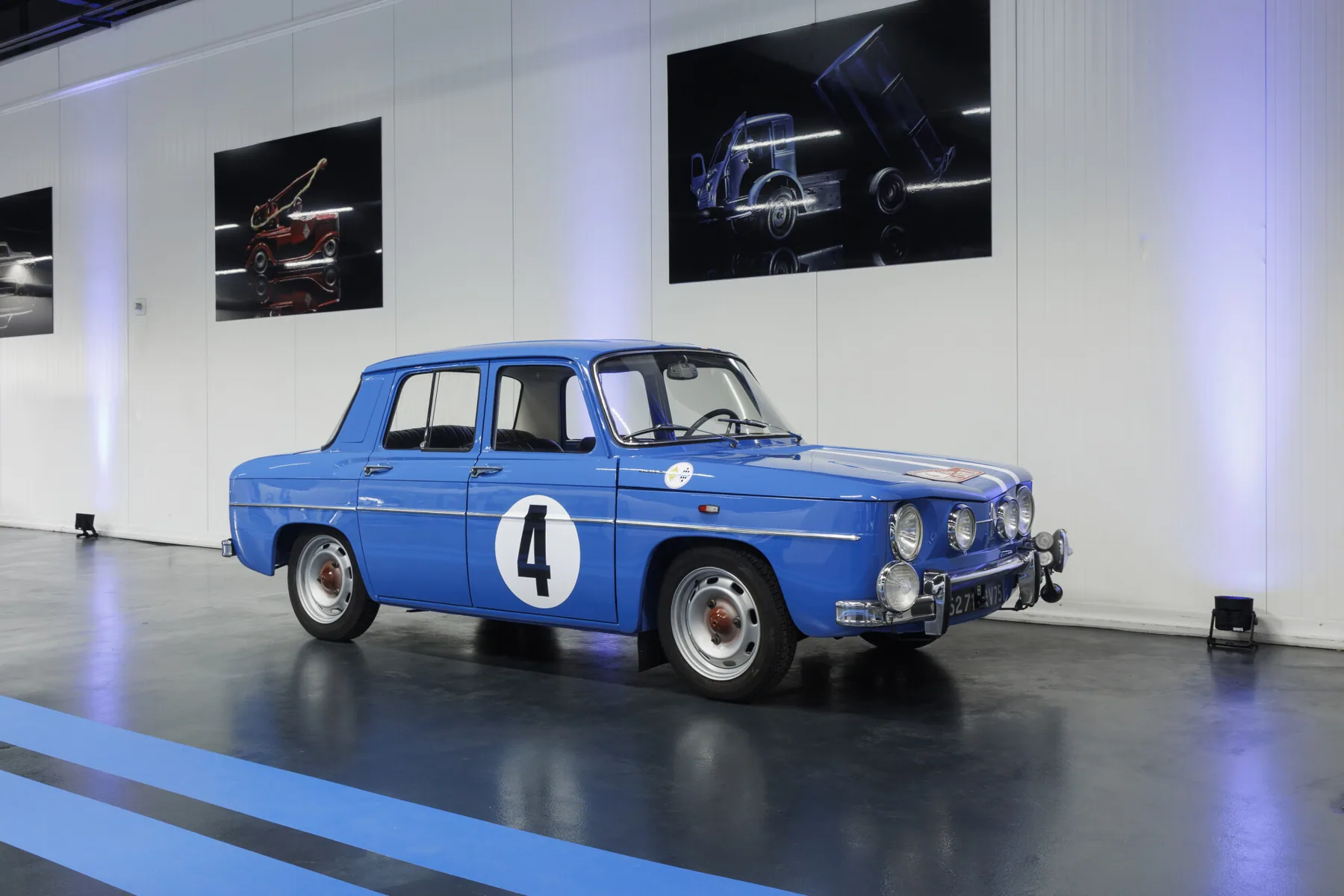 1965年藍色四門Renault 8 Gordini賽車在展覽館內陳列，車側有白色4號圓形車牌