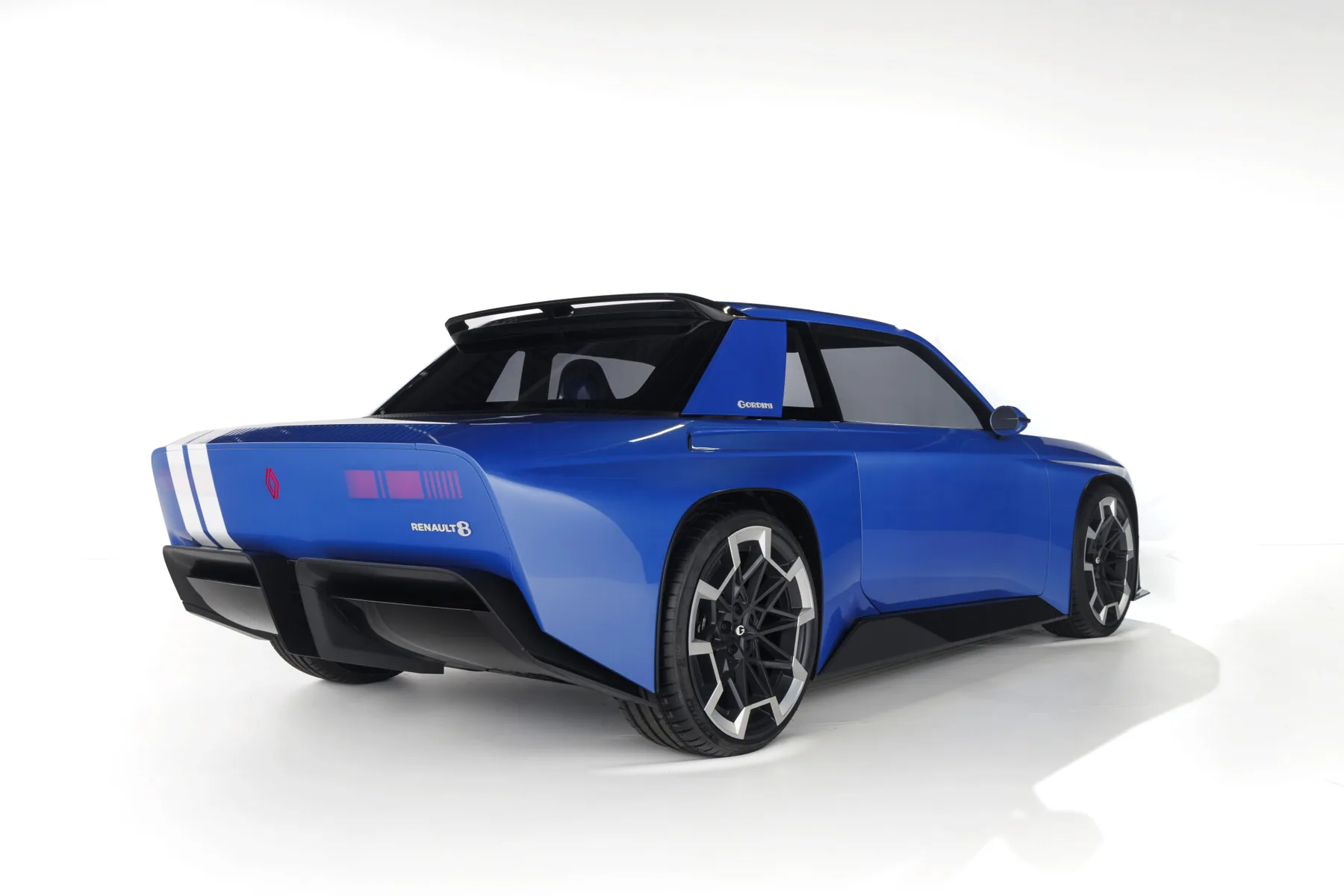 Renault 8 Gordini Concept純電跑車的寬大車尾與雙白條紋