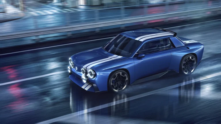 藍色Renault 8 Gordini Concept雙門純電跑車行駛於夜間城市街道