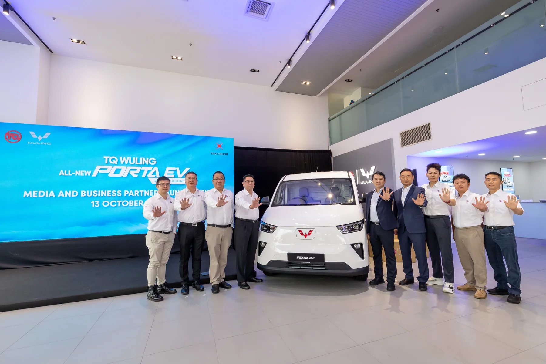 陳唱集團和SGMW管理層出席TQ WULING Porta EV發布會的官方合照