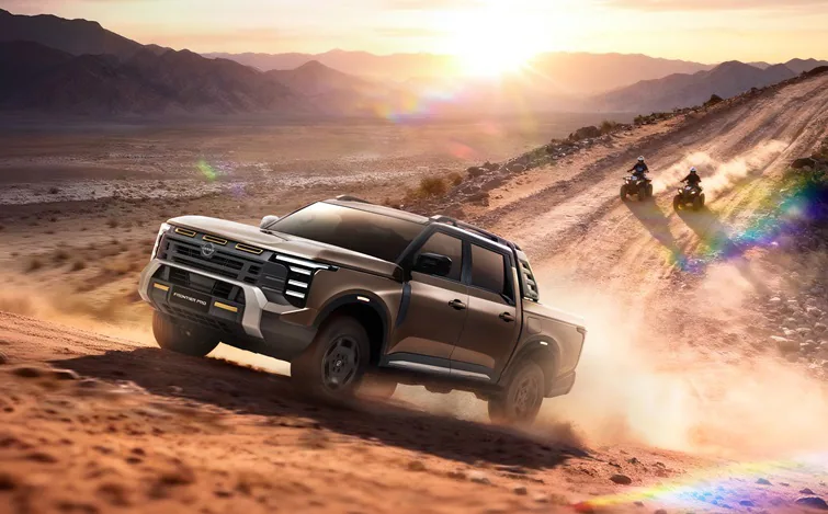 Nissan Frontier Pro皮卡在黃昏沙漠坡道上行駛