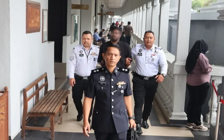 警方在吉隆坡推事庭走廊護送尾隨副首相車隊案件被告，男子面部經模糊處理