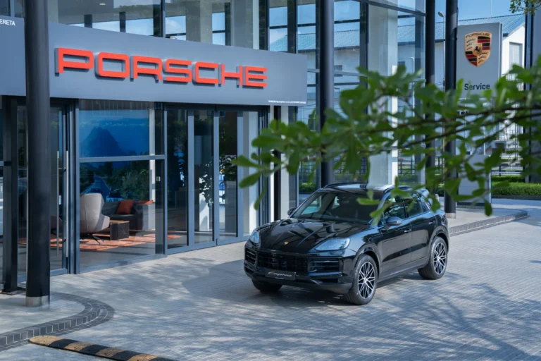 Porsche Service Centre Kuching入口與Porsche車輛