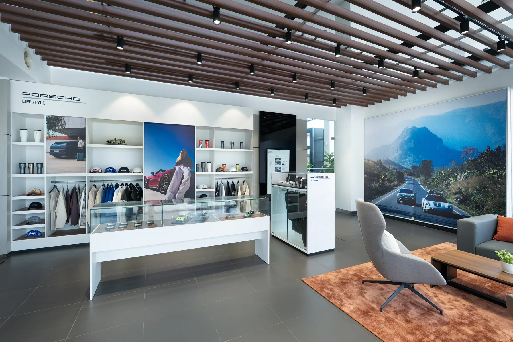 Porsche Service Centre Kuching的Porsche Lifestyle商品區