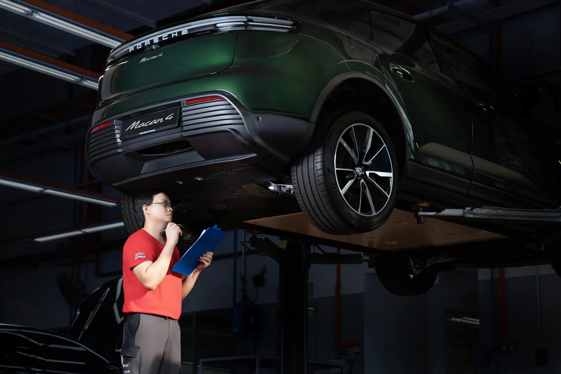 Porsche Service Centre Kuching技師檢查Porsche Macan 4