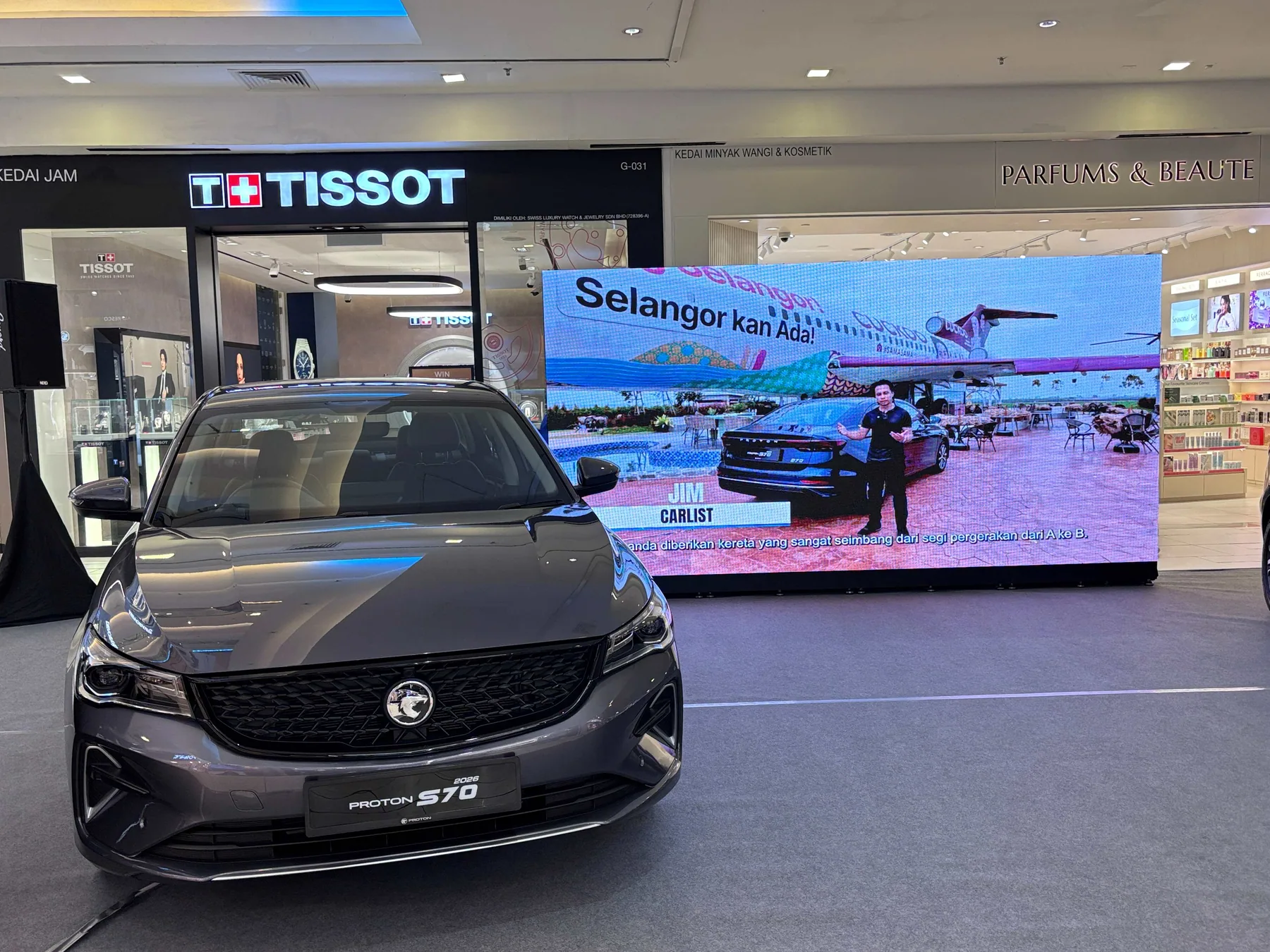 灰色Proton S70 i-GT 1.5車頭正面停放於古晉商場室內展示區