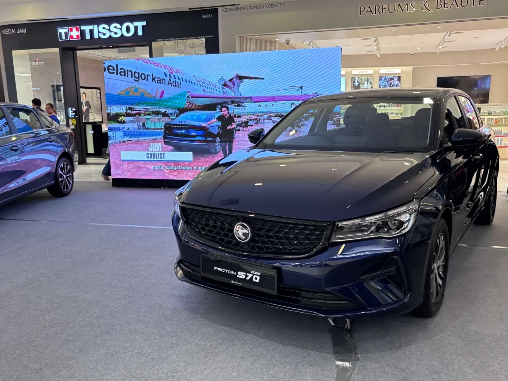 深藍色Proton S70 i-GT 1.5在古晉Vivacity Megamall室內路演展示