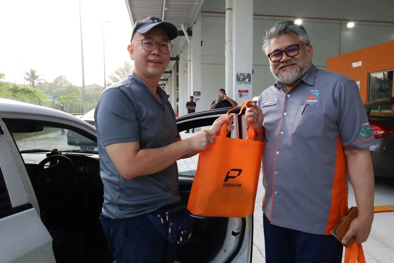 PUSPAKOM首席執行員Mahmood Razak Bahman在Kajang新中心向顧客贈送迎賓禮