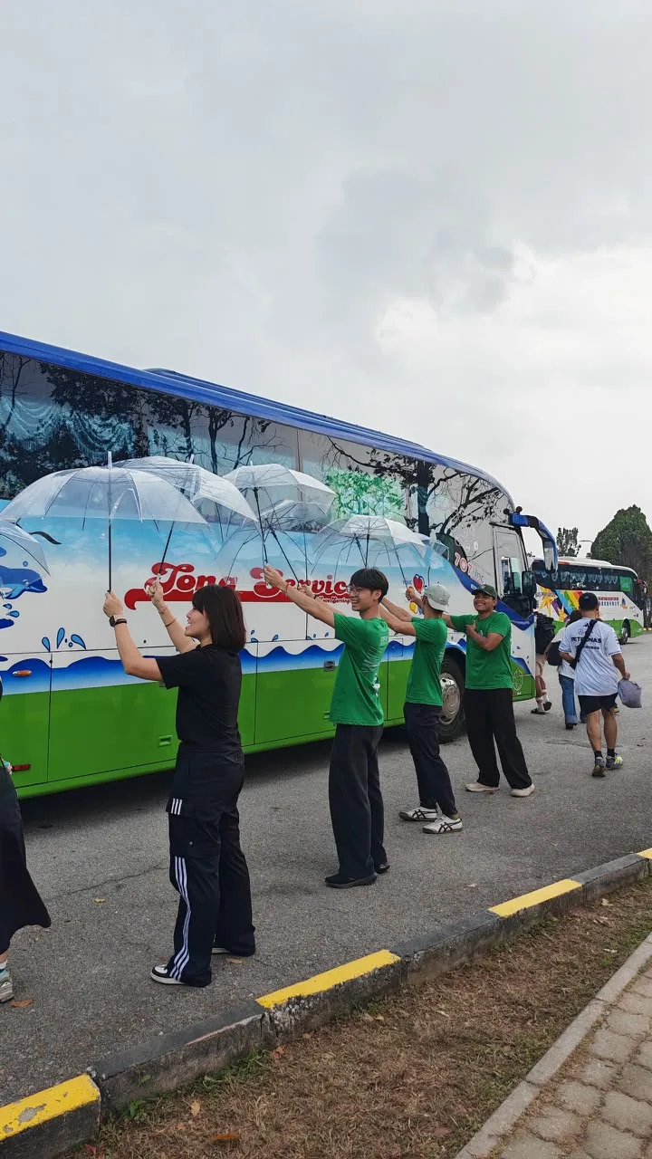 Grab工作人員協助雨天接駁
