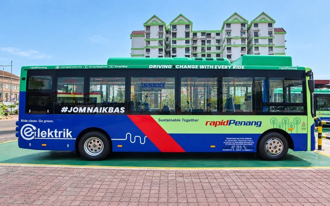 Rapid Penang綠藍色電動巴士停在場站，車側印有eElektrik字樣