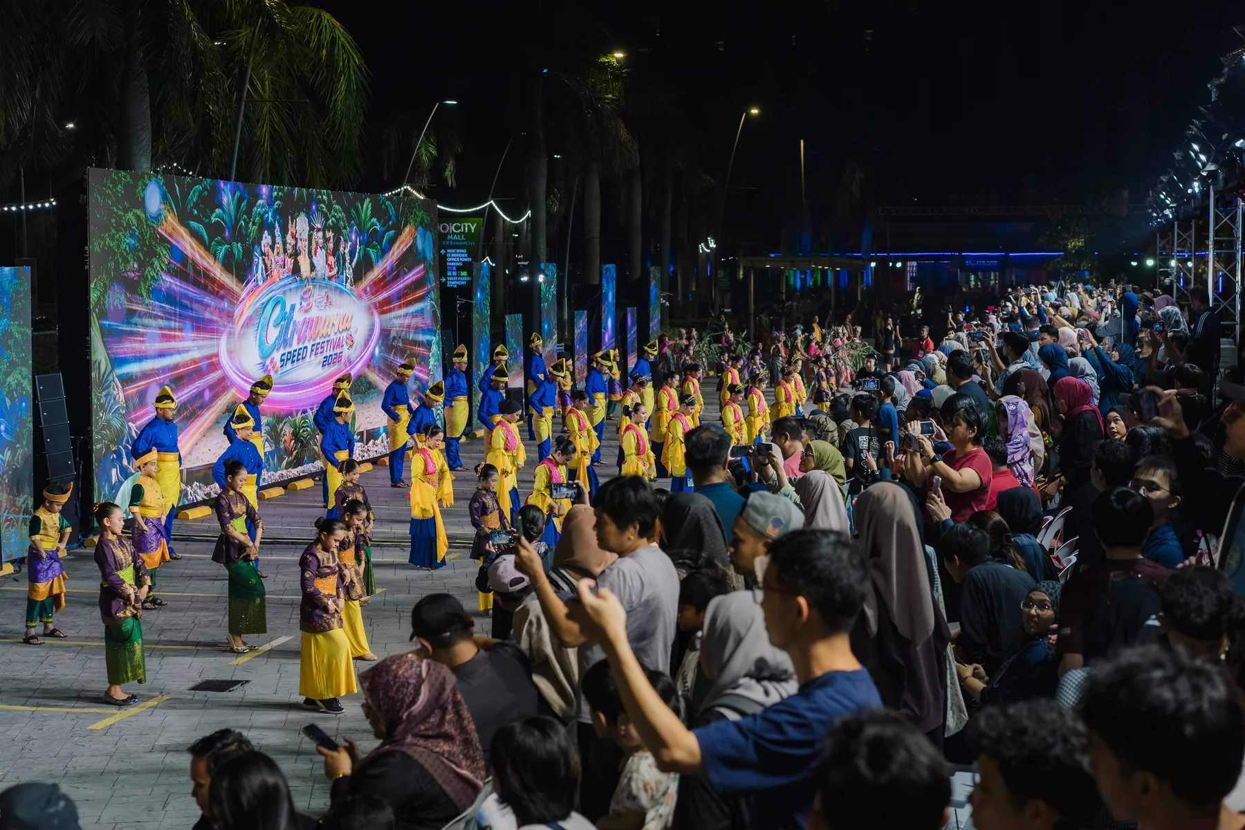 10月3日晚間Citrawarna文化巡遊表演者在舞台與觀眾前帶來傳統舞蹈
