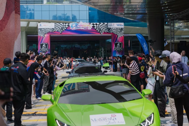 一輛綠色Lamborghini參與Citrawarna Speed Festival超跑巡遊活動