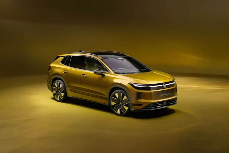 金色Volkswagen ID. Tiguan純電SUV於攝影棚內展示前側車身