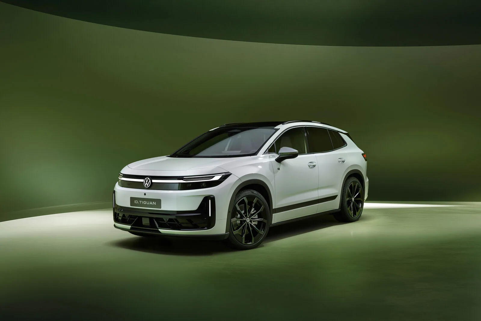 銀白色Volkswagen ID. Tiguan純電SUV展示前方與側面設計